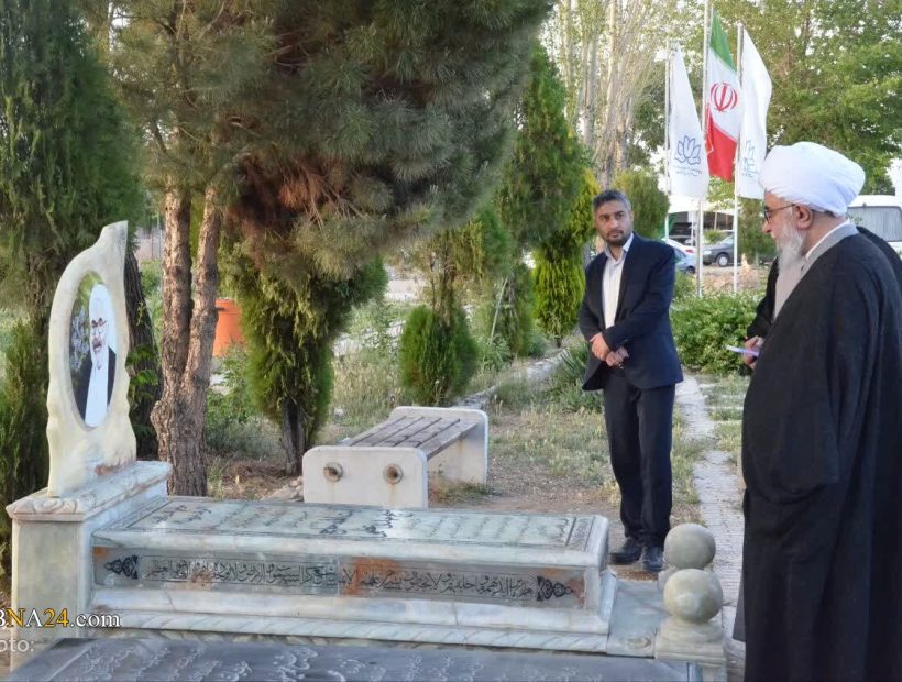 گزارش تصویری | ادای احترام دبیر مجمع جهانی اهل‌بیت(ع) به شهدای جنگ رمضان و دفاع مقدس در بهشت زهرای اراک