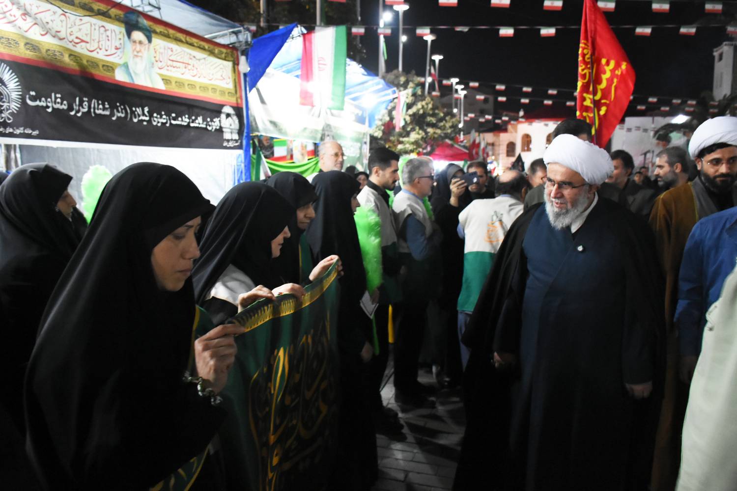 گزارش تصویری | بازدید آیت‌الله رمضانی از غرفه‌های اجتماع شبانه رشت