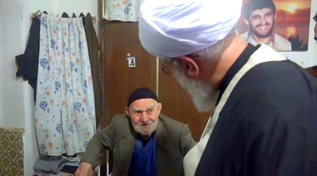 فیلم/  دیدار آیت‌الله رمضانی با خانواده معزز شهید اصغریخواه