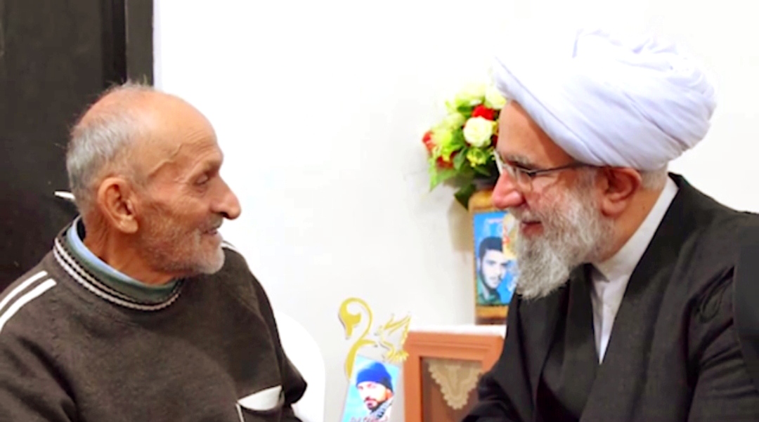 فیلم/ دیدار آیت‌الله رمضانی با خانواده شهید مدافع حرم «محمد اتابه»