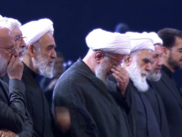 فیلم | ادای احترام و نثار فاتحه آیت‌الله رمضانی به همراه مسئولان بیت رهبری به پیکر مطهر قائد و آقای شهید در مصلای تهران