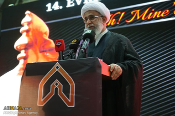 حسین به ما می گوید که با حفظ عزت و کرامت خود در برابر ظالم بایستیم