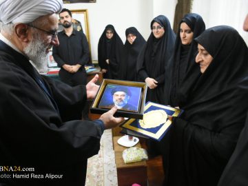 فیلم | دیدار آیت‌الله رمضانی با خانواده سردار شهید کمیل مطیع‌دوست در لنگرود