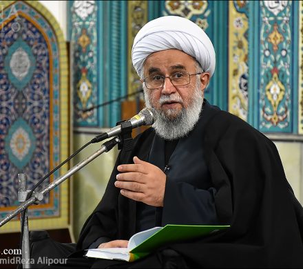 مقابله با انحرافات فکری و اخلاقی در جامعه یکی از اقدامات بزرگ امام صادق(ع) بود
