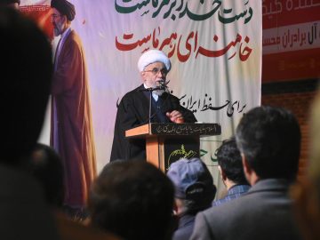 فیلم | آیت‌الله رمضانی در اجتماع شبانه مردم انقلابی رودبار: اگر یک ذرّه عقب‌نشینی شود تمام این زحمات به هدر می‌رود