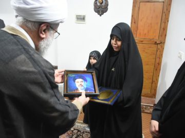 گزارش تصویری | دیدار دبیرکل مجمع جهانی اهل‌بیت(ع) با خانواده شهید پاکدامن