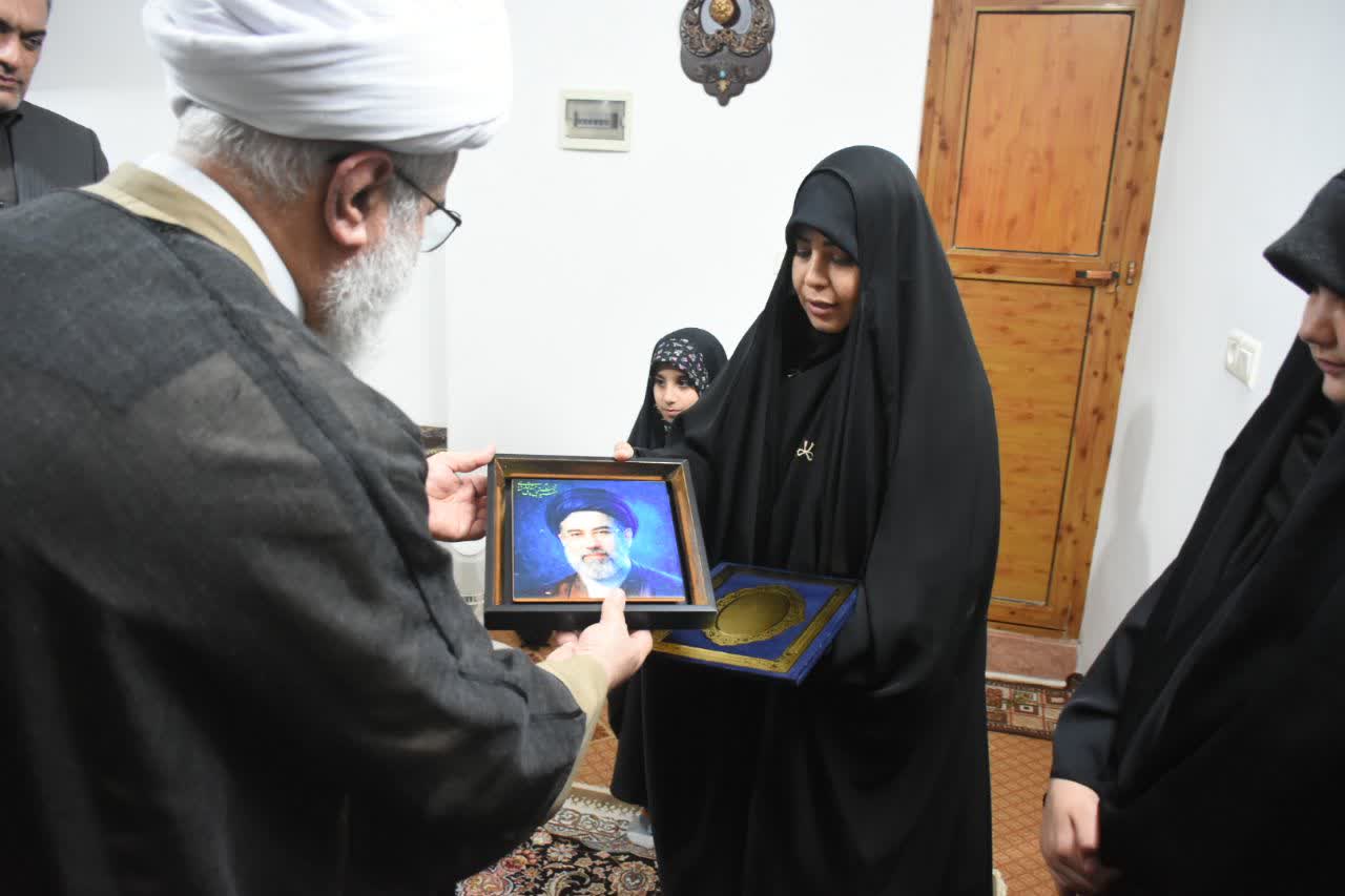 گزارش تصویری | دیدار دبیرکل مجمع جهانی اهل‌بیت(ع) با خانواده شهید پاکدامن