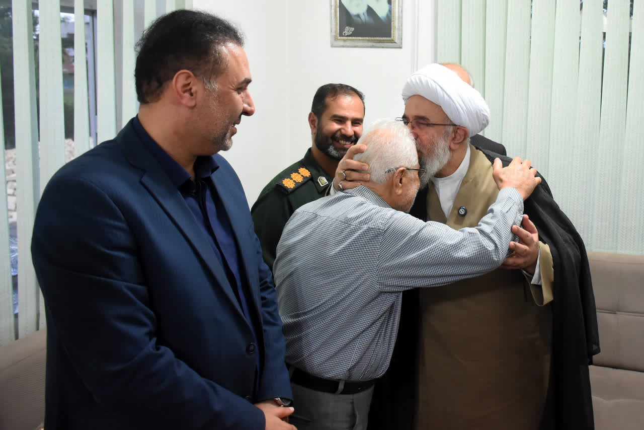 گزارش تصویری | دیدار آیت‌الله رمضانی با خانواده شهیدان محسن مهدوی‌مقدم و عباس نیکویی در شفت